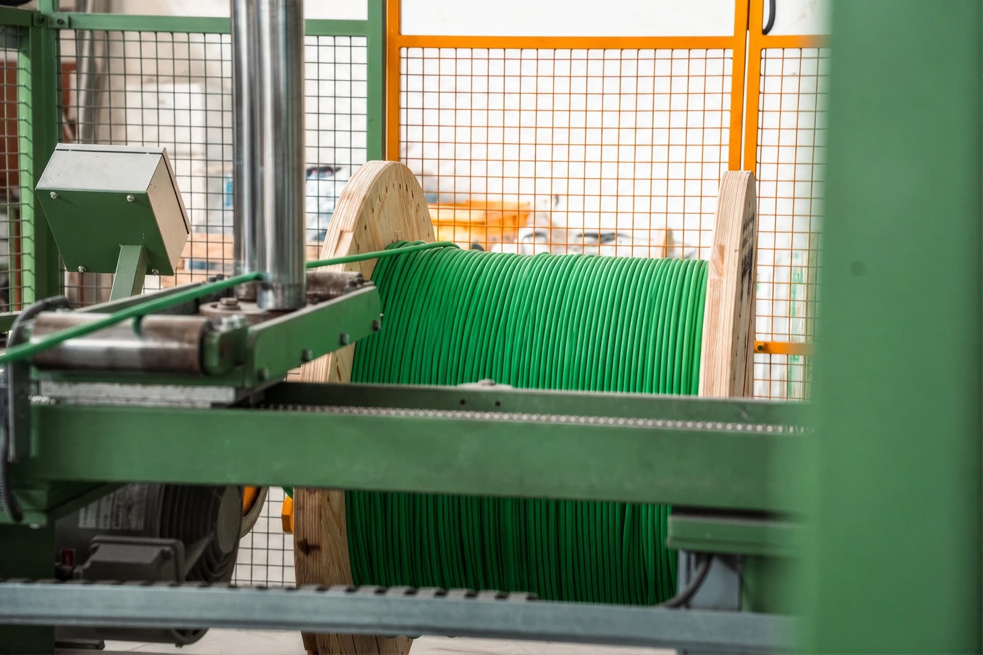 Bobina di cavo verde avvolta in fabbrica