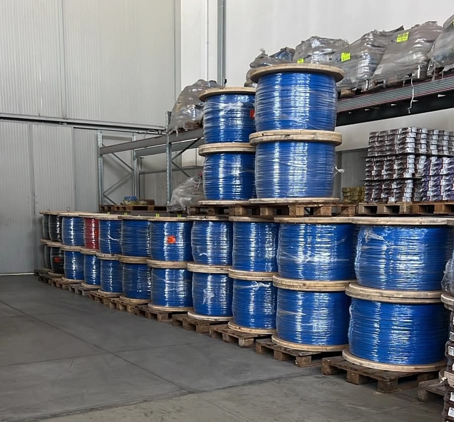 Bobine di cavo blu su pallet in magazzino