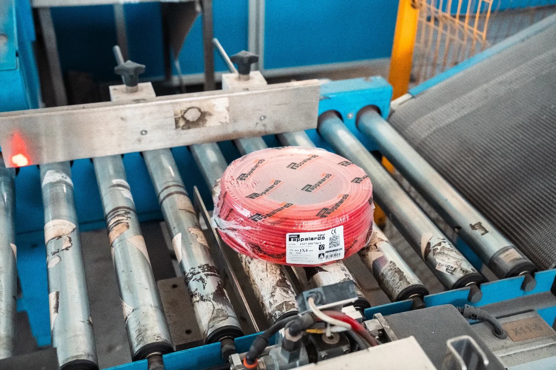 Matassa di cavo rosso etichettata sulla rulliera